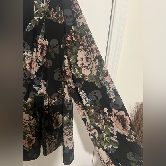 Torrid Skull Floral Peplum Sweetheart Blouse Long Sleeve Romantic Goth Size 5X - Picture 8 of 15